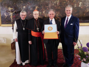 Der Philosoph und Politiker Rocco Buttiglione wurde in Stift Heiligenkreuz geehrt. In Anwesenheit von Abt Maximilian Heim (links) hielt der ungarische Kardinal Peter Erdö die Laudatio. Foto: elisabeth fuerst